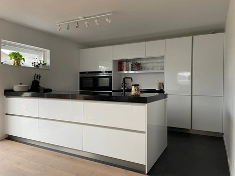 moderne keuken met witte kasten en eiland