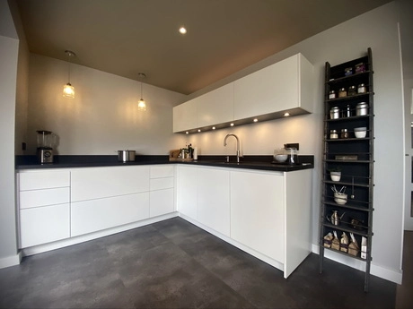 moderne keuken met witte kasten en planken