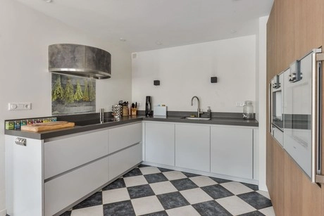 moderne keuken met zwart wit geblokte vloer