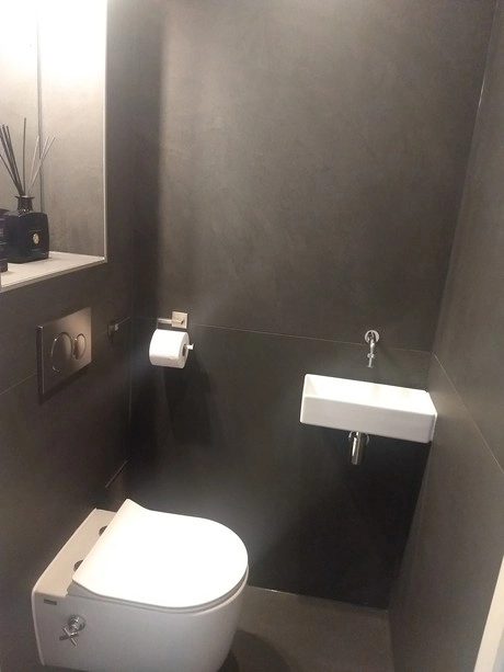 moderne toiletruimte met wastafel en toiletrol