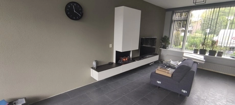 moderne woonkamer met grijze bank en tv
