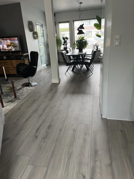 moderne woonkamer met houten vloer en eettafel
