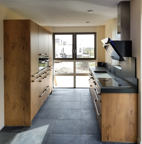 strakke keuken met houten kasten en apparaten