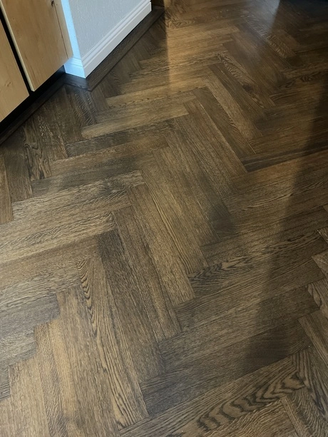visgraat houten vloer met donkere tinten