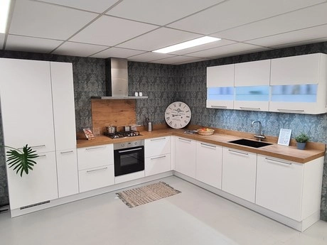 witte moderne keuken met hoekopstelling en klok