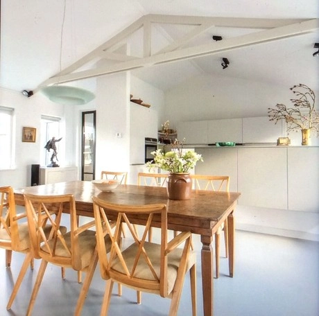 woonkamer met stijlvolle gietvloer en houten tafel