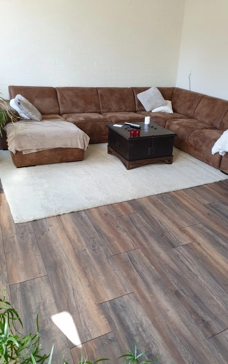 bruine bank met donker houten salontafel