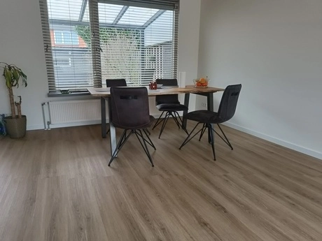 eetkamer met tafel en vier stoelen