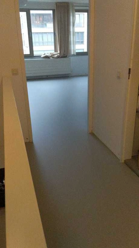 gietvloer in een kamer met ramen