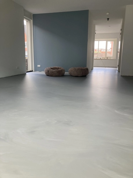 grijze gietvloer in een moderne kamer