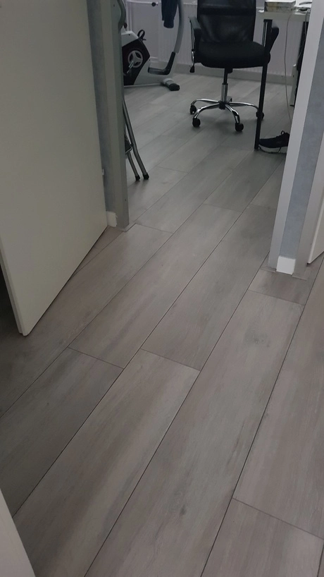 grijze vloer en bureaustoel in thuisomgeving