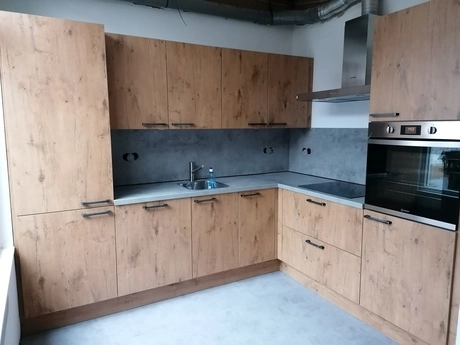 houten keuken met metalen oven en fornuis