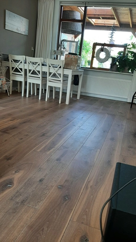 houten vloer in een lichte woonruimte