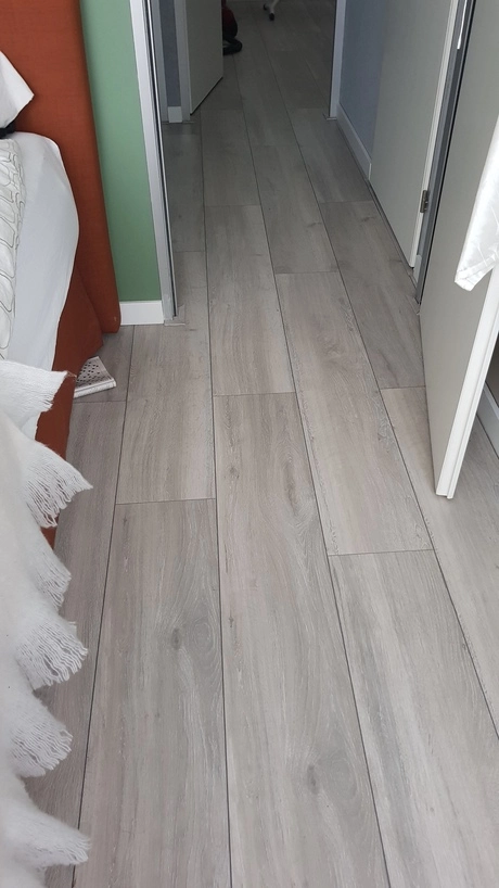 houten vloer in een smalle gang