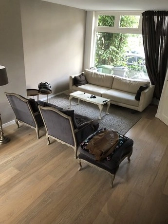 houten vloer in een stijlvolle woonkamer aanwezig