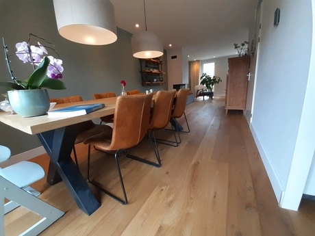 houten vloer in moderne eetkamer met tafel
