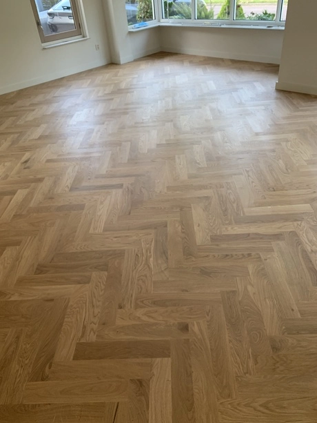 houten vloer in visgraatpatroon in een kamer