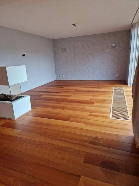 houten vloer vult de moderne lege kamer