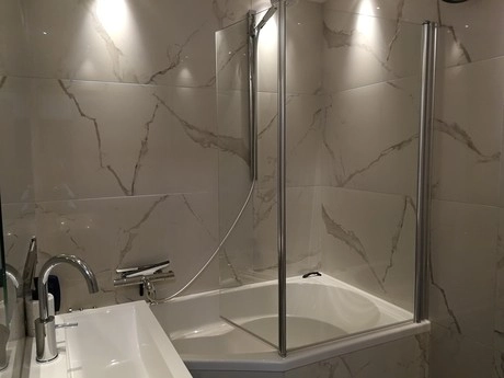 moderne badkamer met bad en glazen wand