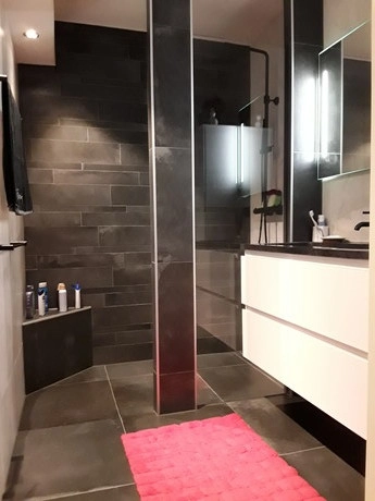moderne badkamer met donkergrijze tegels en wastafel