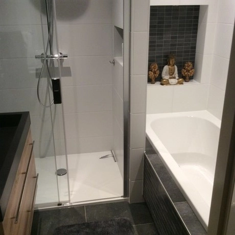 moderne badkamer met douche bad en decoraties
