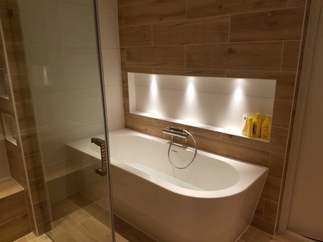 moderne badkamer met ligbad en sfeerverlichting