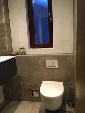 moderne badkamer met toilet en stenen afwerking