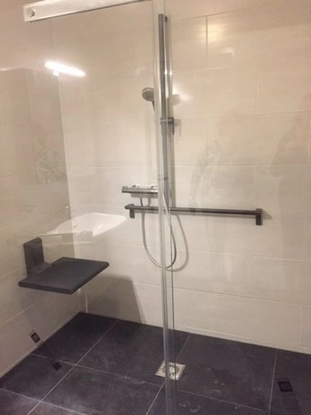 moderne douche met een inklapbaar zitje