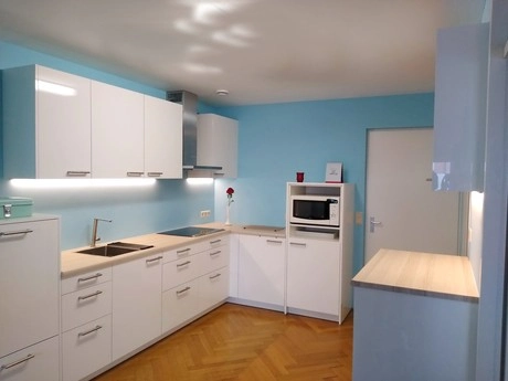 moderne keuken met blauwe muren en houtenvloer