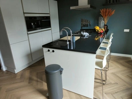 moderne keuken met eiland en barkrukken