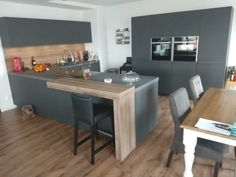 moderne keuken met grijs en hout accenten
