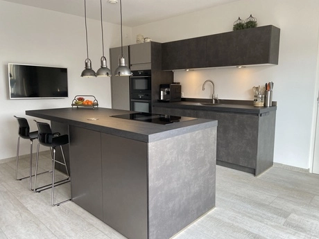 moderne keuken met grijze kasten en eiland