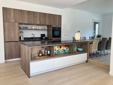 moderne keuken met houten en witte elementen