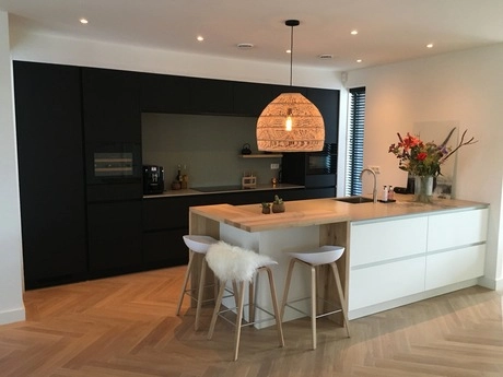 moderne keuken met kookeiland en hanglamp