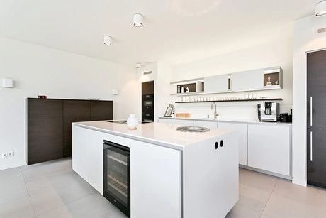 moderne keuken met wit kookeiland en apparatuur