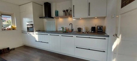 moderne keuken met witte kasten en apparatuur