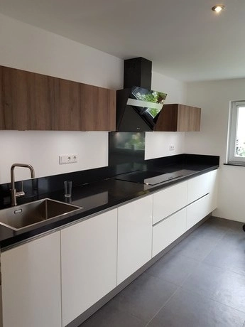 moderne keuken met zwart wit design en kastjes