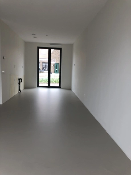 stijlvolle gietvloer in een minimalistische ruimte
