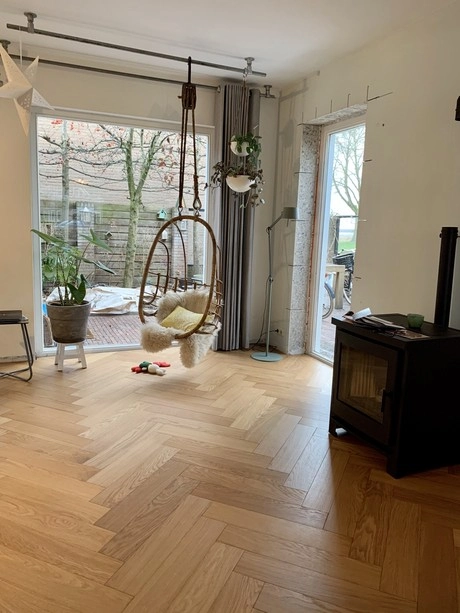 visgraat houten vloer in lichte woonkamer