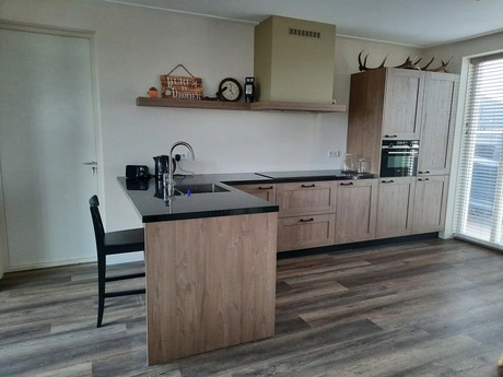 houten keuken met moderne apparatuur en decoratie