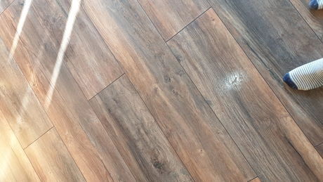 houten laminaatvloer met een gestreepte sok