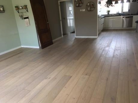 houten vloer in een lichte moderne woning