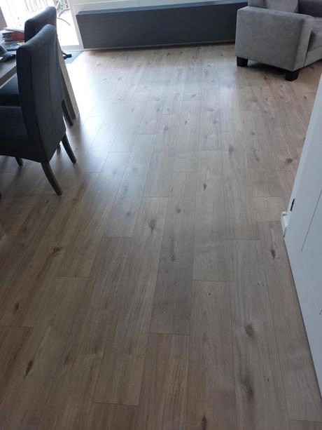 houten vloer in een moderne woonkamer