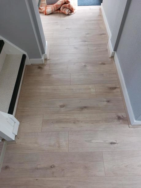 licht houten vloer in een smalle gang