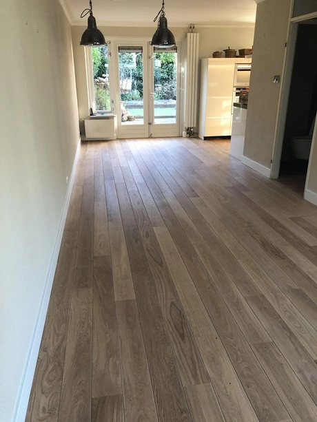 lichte houten vloer in een lege woonkamer