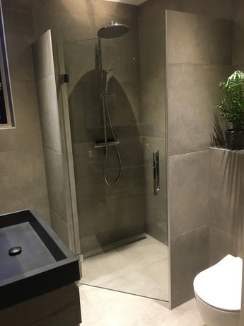moderne badkamer met douche en wastafel