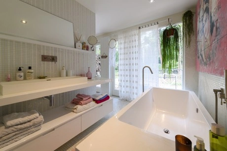 moderne badkamer met groot bad en planten