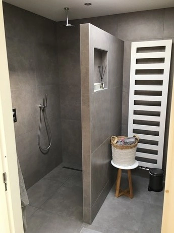 moderne badkamer met inloopdouche en wit rek