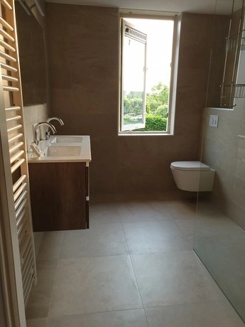 moderne badkamer met open raam en natuurzicht