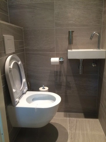moderne badkamer met toilet en kleine wastafel